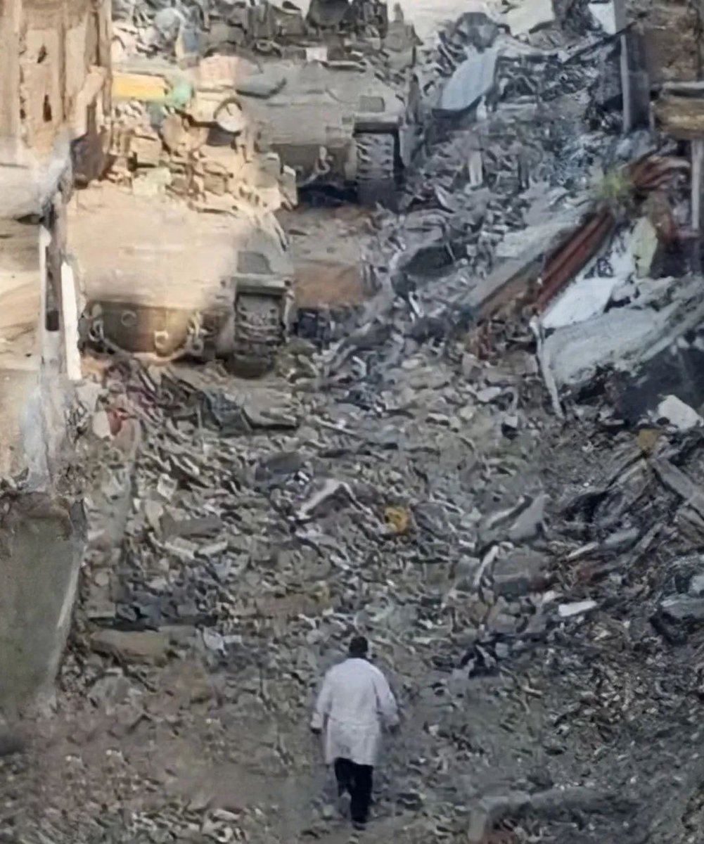 saeedziad's tweet photo. الصراع الفلسطيني الإسرائيلي مختزلاً في رجل ..
معركة الكفّ والمخرز ..
العين والرصاص ..
الدم والسيف .. https://t.co/j6nIVPgSJX