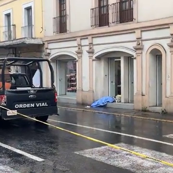 cdmxof's tweet image. 😰Lamentablemente, esta mañana una mujer falle***ci0 en el centro de #Toluca #Edomex, sobre la calle López Rayón esquina con Independencia, testigos mencionan que la señora se comenzó a sentir mal, se sentó afuera de una zapatería y falle***ci0.