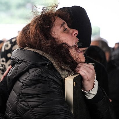 Durduk yere bıçaklana, tekmelene pazar ortasında canı alınan 14 yaşındaki canım çocuğa mı yanalım?

Barakasında hayvanlarıyla yanarak can veren Necla Teyzemize mi? 

Urfa’da hortumla çocuklarını döven babanın varlığına mı?
Rojin’in babasının çabasına mı?
Öz kızını yıllarca