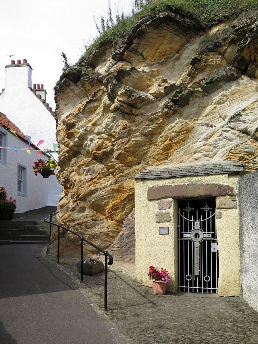 NorthAges's tweet image. Pittenweem, Fife. Petnaweme c.1150. 'Portion of the cave'. Pictish *pett + Gaelic na h-uamha. Source: Oxford Dictionary of British #PlaceNames. The cave in question is dedicated to St Fillan. 📸Andrew Curtis