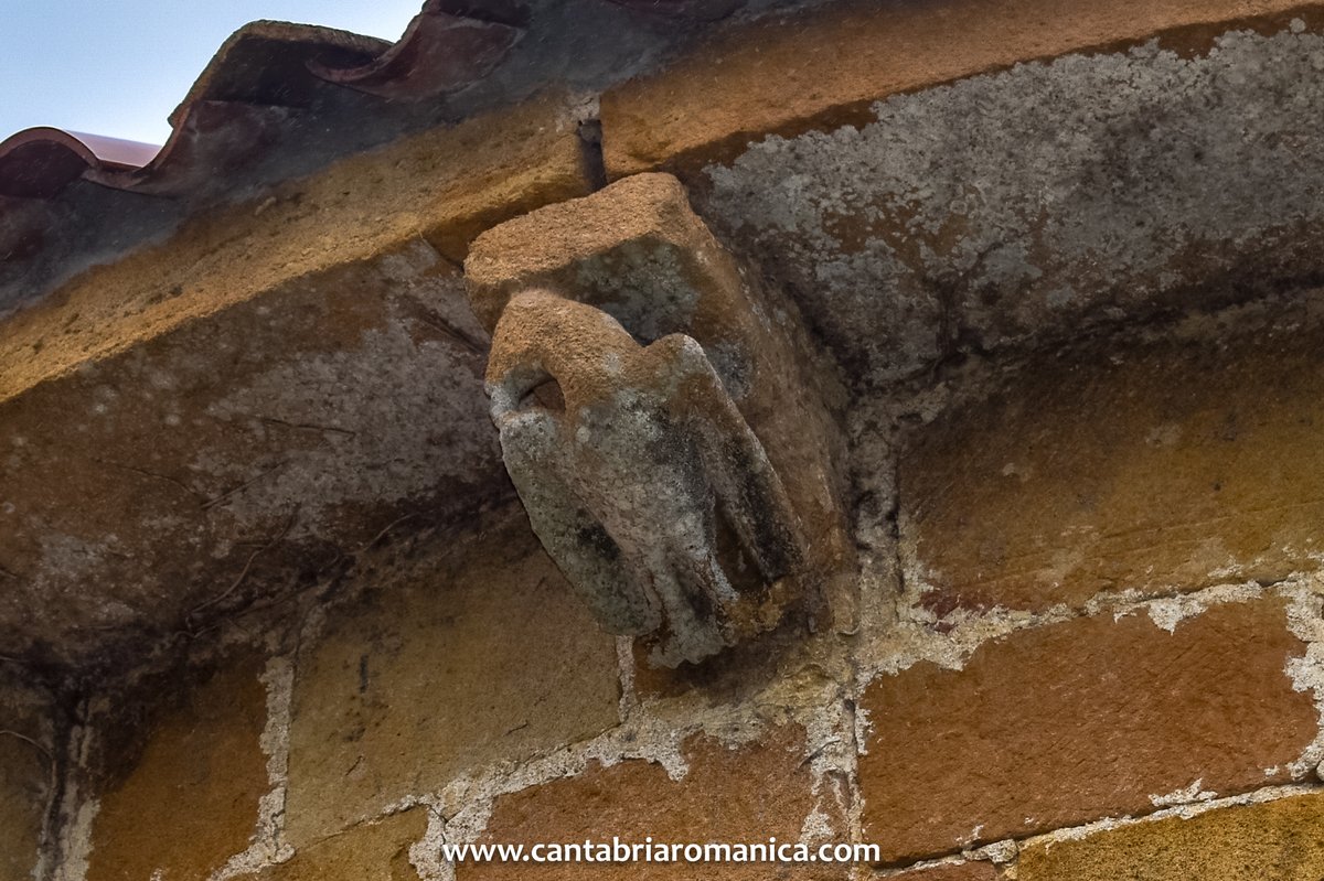 CantRomanica's tweet image. Canecillo con un ave, un águila quizás, con las alas extendidas, en San Martín de Quevedo.   

#cantabria #iconografía #arte #historia #romanico #medieval #patrimoniocultural