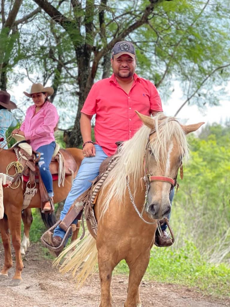 Mi hijo el Lic Felipe Orozco Arriaga "El Pipe" disfrutando una cabalgata con los amigos de San Sebastian Etla