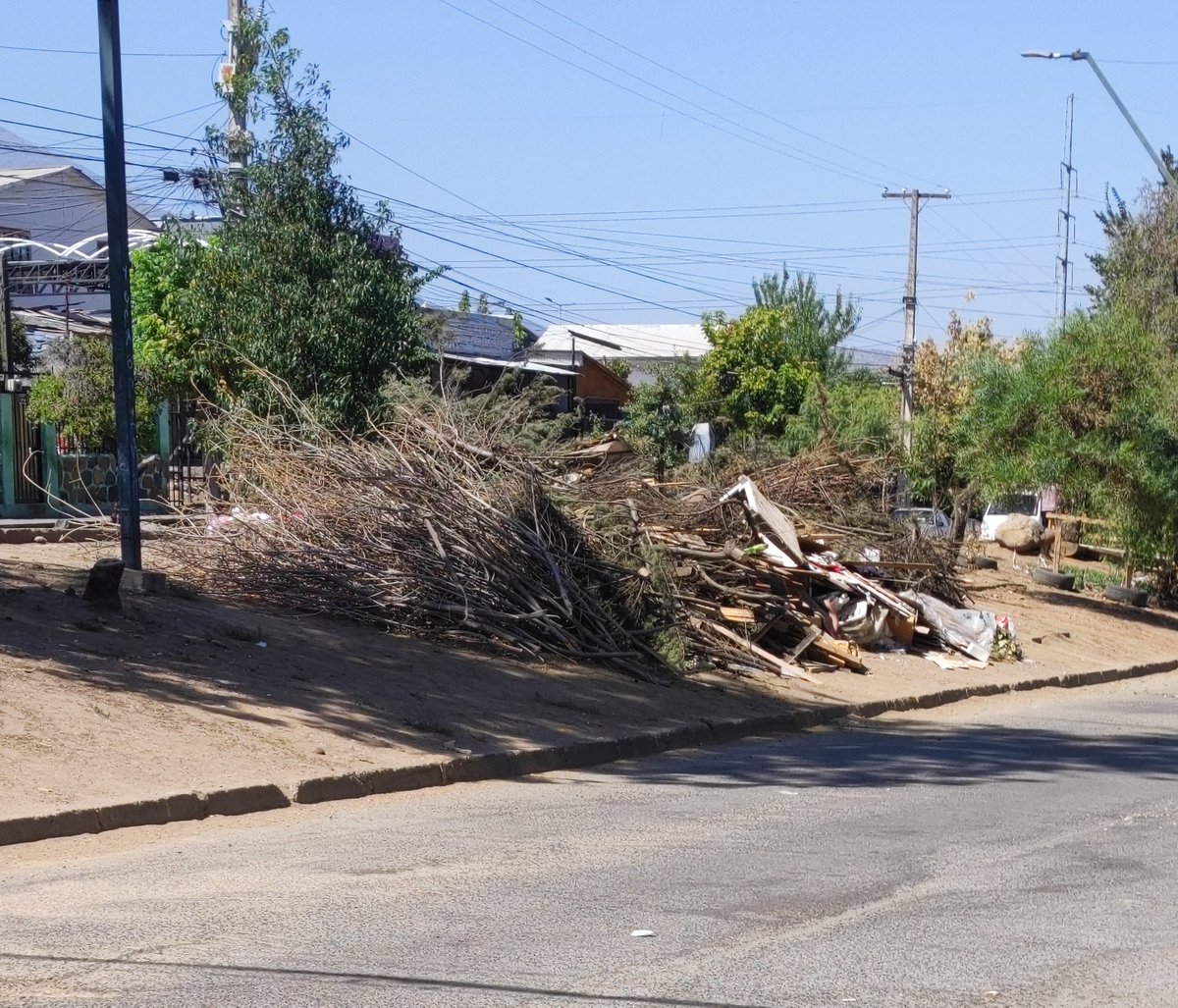 pjelvez's tweet photo. NECESITAMOS QUE VENGAN A MULTAR. LLEVO UNA SEMANA DANDO AVISO, Y SIGUEN TIRANDO BASURA. LLAMAR A EMERGENCIA NO SIRVE DE NADA 

Las perdices 1741

@jccantuarias @sebavillouta @dani_lopezawad @begotorresk @MiguelConcha @penalolen 

@canal13 @chilevision @meganoticiascl 

#Basural https://t.co/ypUZtq62Rw