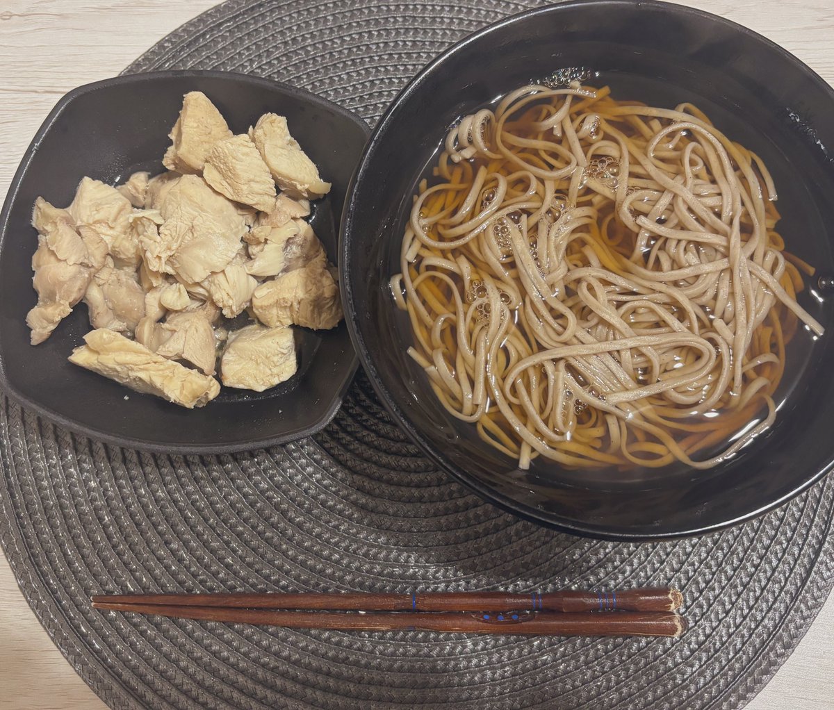 ya_routine's tweet photo. 夕飯、蕎麦と鶏胸肉。
昨日の夕飯と違いすぎるって。on/offの切り替え���激しい。 https://t.co/ktAWDoZaC4