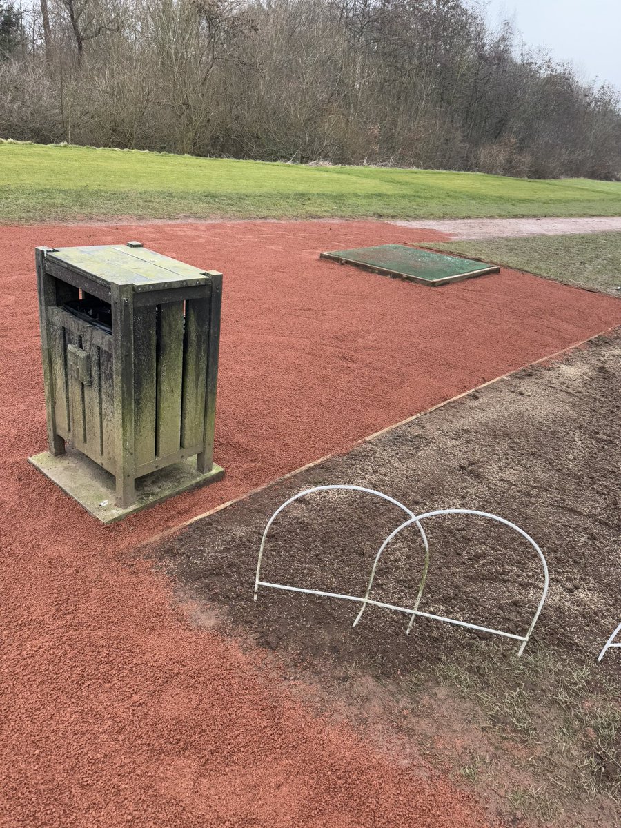 Incredible work by the team today !
Path around the 11th tee has been refurbished with a new bin placement, new winter tee mat border and a fresh layer of red track.
Enjoy !  ⛳️