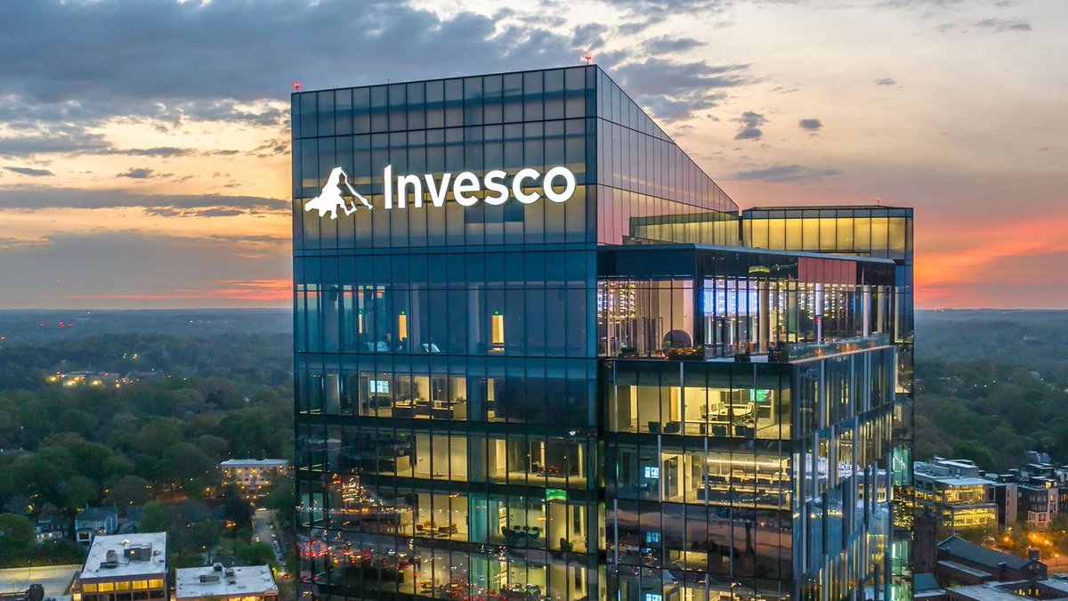 TheTokenNews's tweet image. 🌐 Invesco ($1.9T AUM) partners with Singapore's DigiFT to launch its first tokenized private credit fund on Ethereum &amp;amp; Arbitrum. Fund offers daily redemptions with just $10K min investment. Part of $6.28B senior secured loan strategy, with planned instant liquidity pools coming.…
