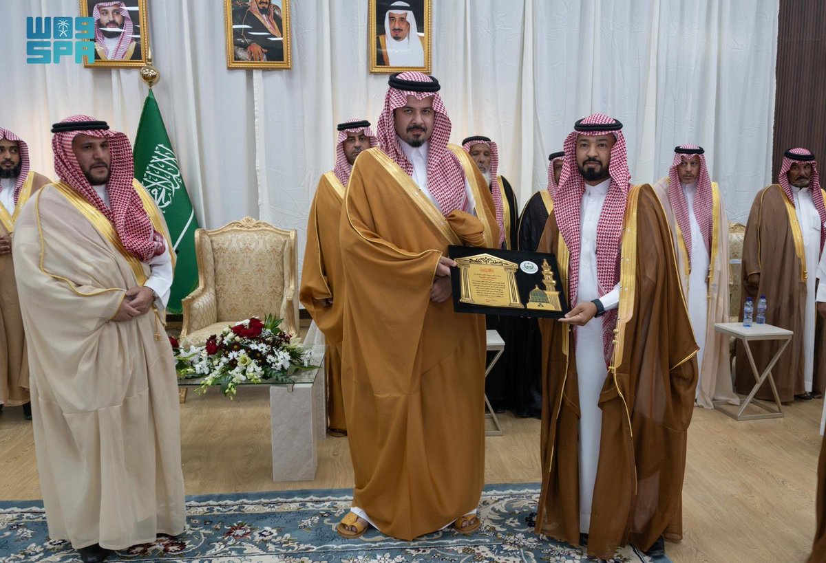 أمير منطقة المدينة المنورة يلتقي أهالي محافظة وادي الفرع ومديري الإدارات الحكومية.
spa.gov.sa/N2266122
#واس_عام