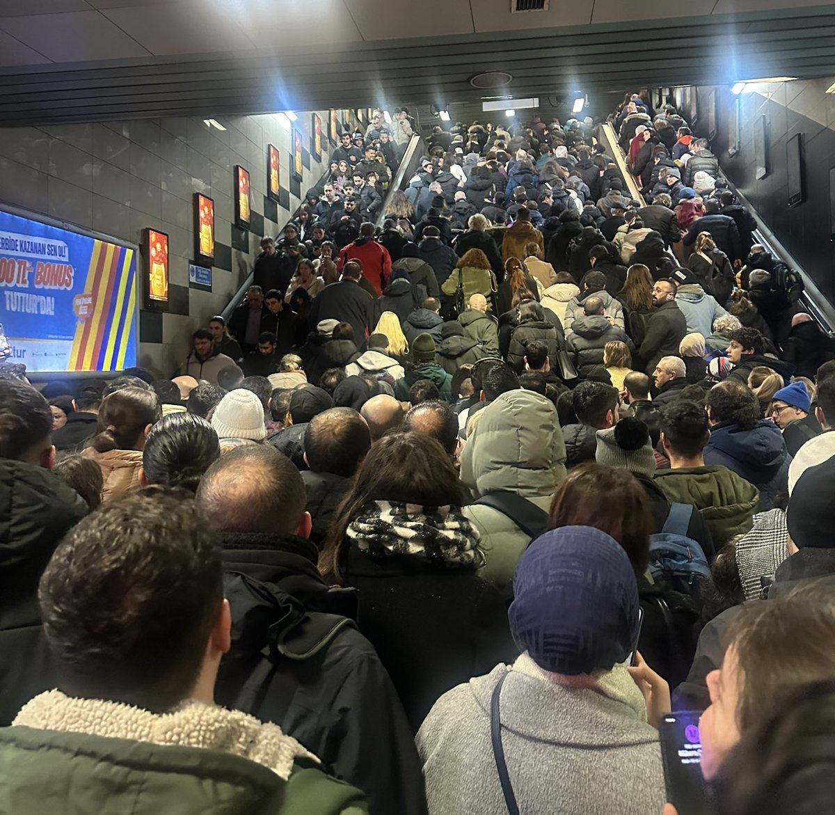 HavaForum's tweet photo. İstanbul'da kar yağışı sonrası toplu taşımada izdiham yaşanıyor. Bugün prova sıkıntılı geçti. Perşembe ve cuma evden çalışmalar yapılmalı. https://t.co/Aqs1ISRLnw