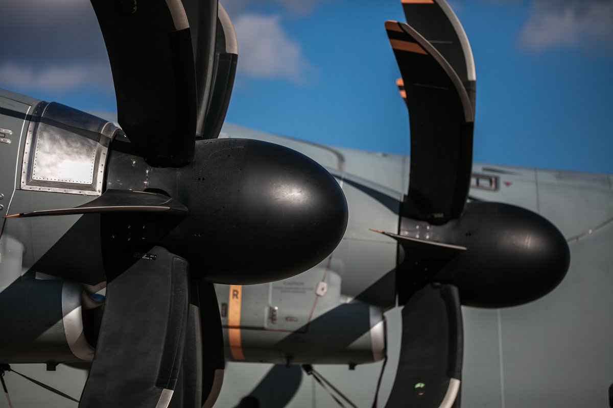 SAFRAN's tweet photo. [#KeyFigure 🔑] 11,600 horsepower. That's the power of each of the 4 #TP400 engines powering the #A400M!
The TP400's low fuel consumption provides extended range for the A400M, @Airbus' next-generation military aircraft for tactical and strategic transport and air-to-air refueling. 🤝