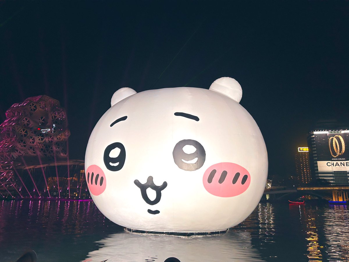 これは高雄の冬の遊園地イベントで、中にはちいかわの3つのキャラクターが水面に浮かんでいて、とても賑やかですね。
