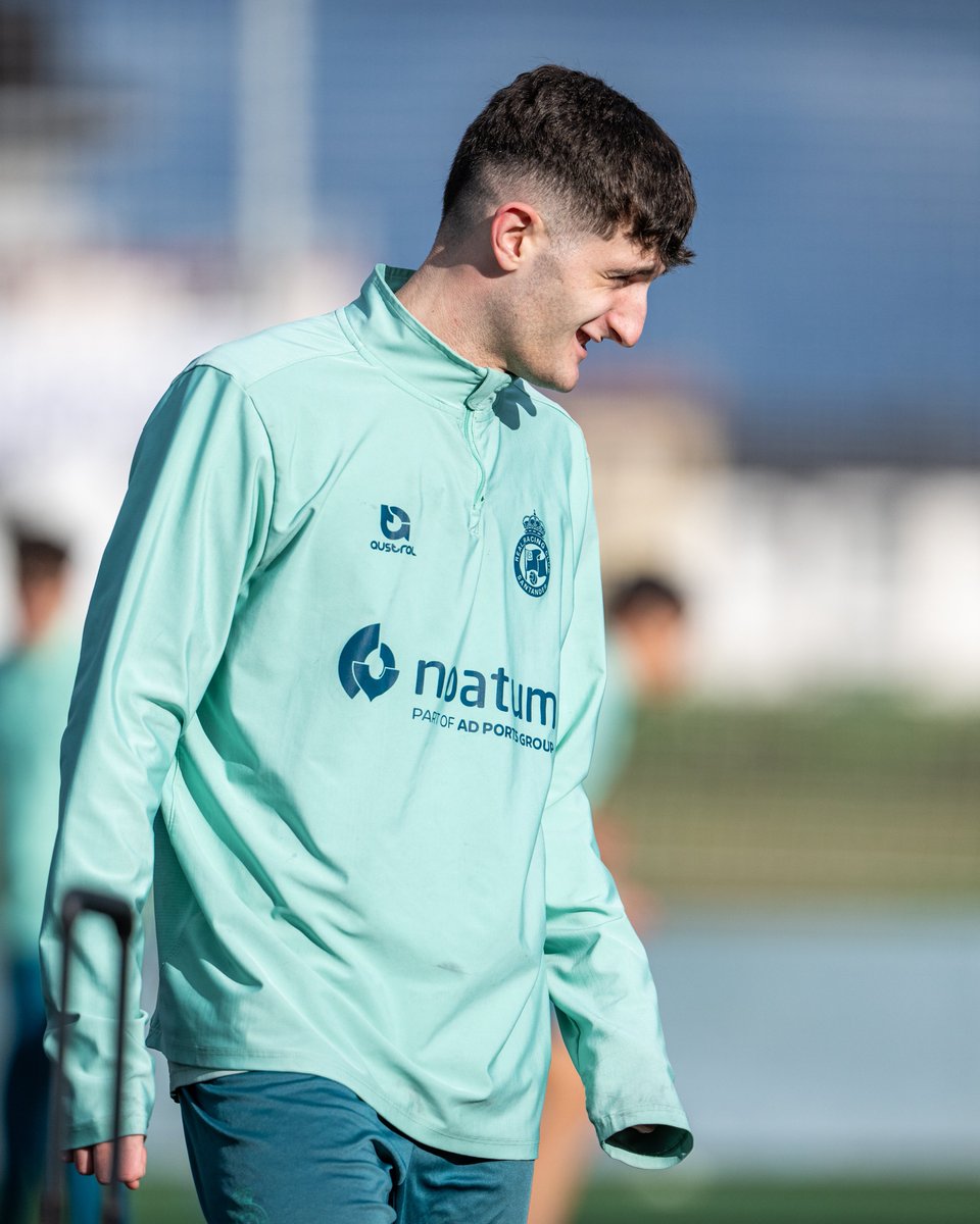 Cantera | Real Racing Club (@racingcantera) on Twitter photo Vuelta al trabajo con la sonrisa de <a href="/samuu_c9/">Samu Calera</a> 😄
🔜 <a href="/SD_Compostela/">S.D. Compostela</a> (domingo, 17:00 horas; Verónica Boquete de San Lázaro) Vuelta al trabajo con la sonrisa de <a href="/samuu_c9/">Samu Calera</a> 😄
🔜 <a href="/SD_Compostela/">S.D. Compostela</a> (domingo, 17:00 horas; Verónica Boquete de San Lázaro)