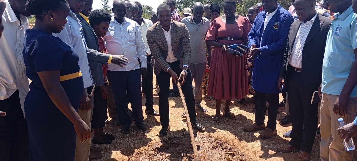 GovtKumi's tweet photo. Our RDC @HuduHussein officiated in launching projects under Education department, these included constn' of new classroom blocks, maintenance &amp; new pit latrines.He rallied parents 2 support govt efforts by providing meals 2 learners 4 better results. 
@GCICUganda @Educ_SportsUg https://t.co/TiHvibA8Xz
