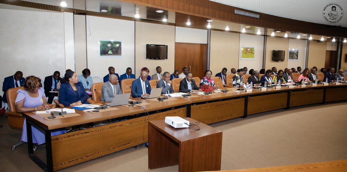 Le PM  Raymond Ndong Sima a présidé une importante réunion ce 19.02.25 pour examiner les plans d'utilisation budgétaires de chaque ministère. Le SGG Abdu Razzak Guy Kambogo, a souligné l'importance de l'implication des SG et des directeurs financiers.