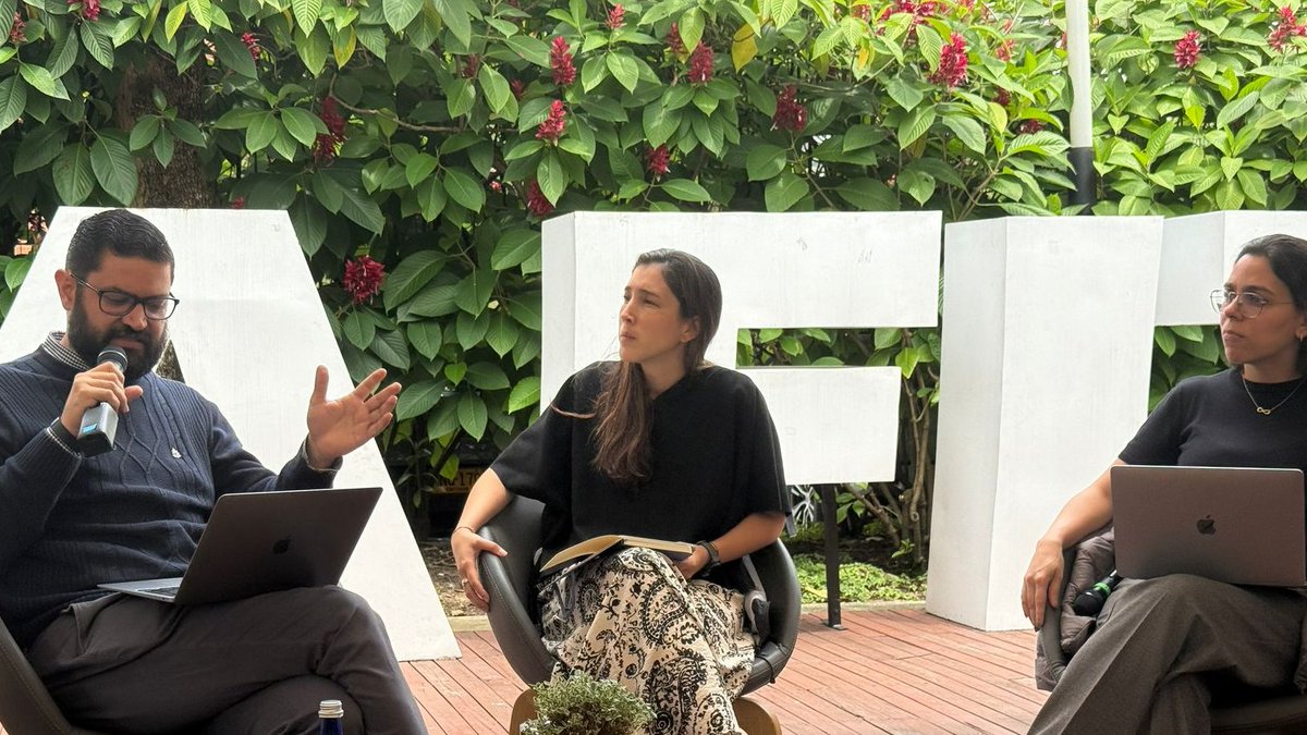 CValorPublico's tweet photo. En el panel sobre Tráfico de migrantes @andrespreciado3, @PoliPerson y Gina Cabarcas discuten sobre la dificultad para acceder a información, dado que son personas en situación de vulnerabilidad y perseguidas. En 2023, medio millón de personas cruzaron el Tapón del Darién https://t.co/JQZuCW8MRE