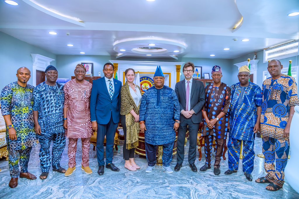 I've just arrived Osun State today, kick-starting my official visit with a call on the Executive Governor H.E, Sen. Ademola Adeleke, <a href="/AAdeleke_01/">Gov Ademola Adeleke</a>.
Great discussions on exploring trade opportunities, particularly in tech and  agriculture to benefit both the UK and Nigeria.