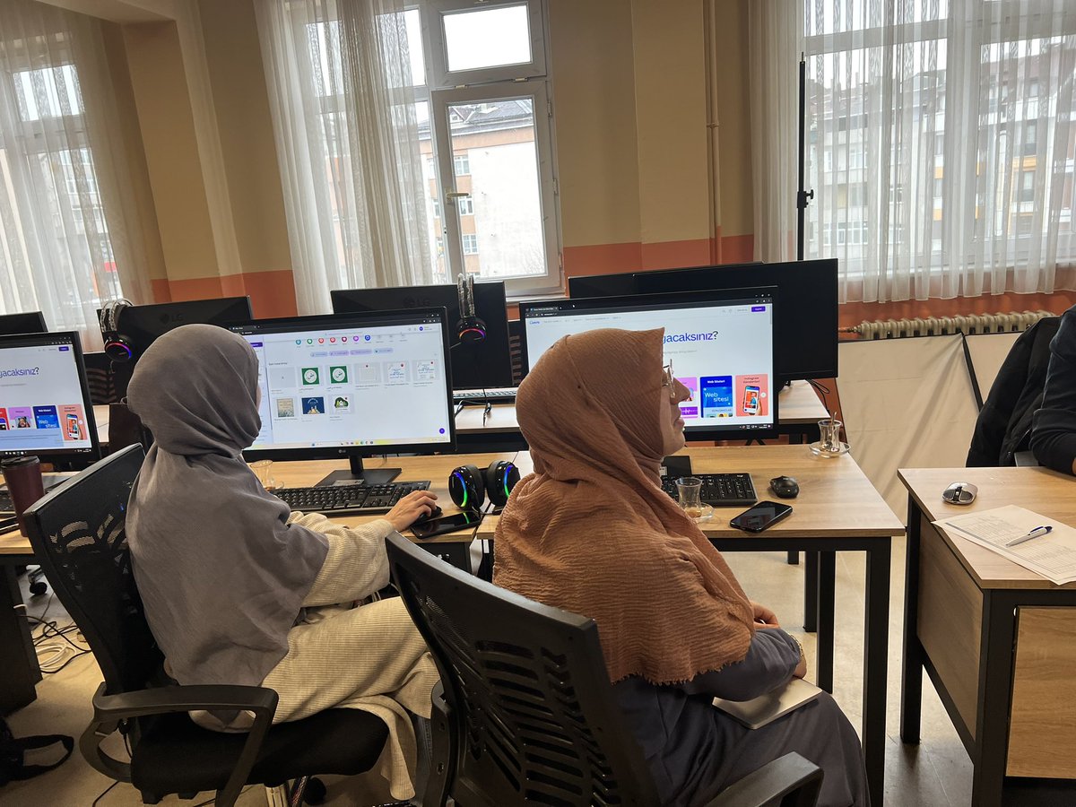 Millî Eğitim Bakanlığı Din Öğretimi Genel Müdürlüğü uhdesinde yürütülen Öğretmen Geliştirme Programı kapsamında İlçe Millî Eğitim Müdürlüğümüzün organize ettiği “Web 2.0 Araçları: Uygulamalı Canva Eğitimi” atölyemiz eğitmenimiz Cüheyman Taha Aydın tarafından gerçekleştirildi.