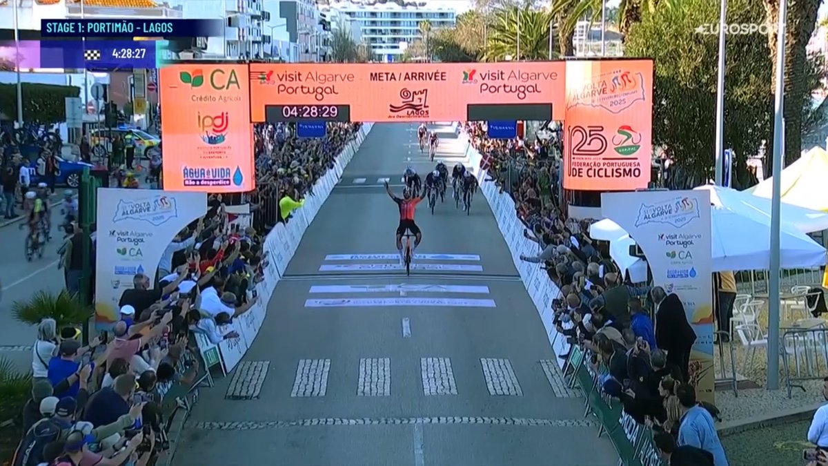 LeGruppetto's tweet photo. LE PELOTON SE TROMPE DE ROUTE ET FILIPPO GANNA L'EMPORTE ! Incroyable scénario sur la 1re étape du Tour d'Algarve, avec la majorité du peloton qui ne prend pas la bonne route, laissant ainsi la victoire à l'Italien (Ineos Grenadiers), qui "bat" quelques coureurs ! #VoltaAoAlgarve https://t.co/PaTKpvHxwa