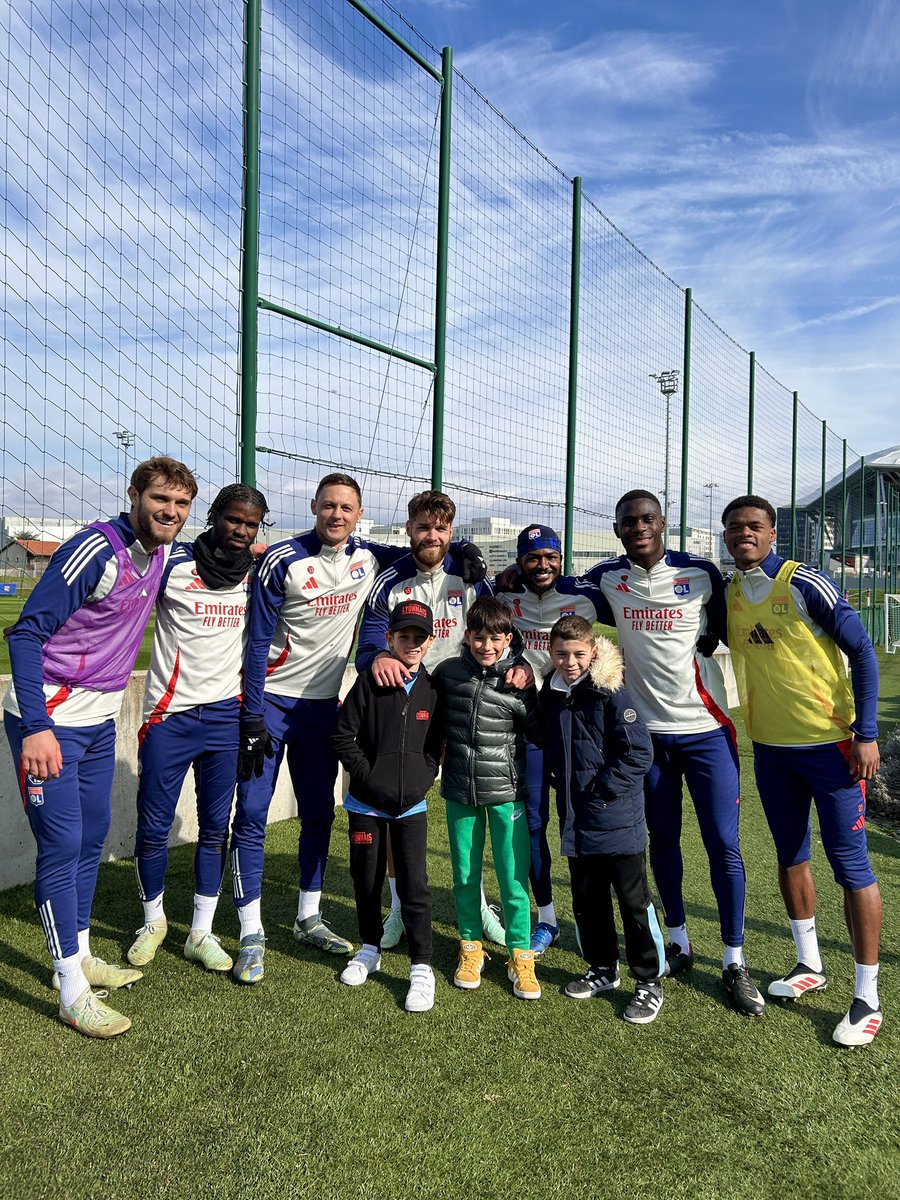Ce matin, l’association #JusteAutiste était au GOLTC pour assister à la séance d’entraînement de l’équipe pro masculine ! 🫶🏼

#OL #FondationOL #JouonsLaCollectif
