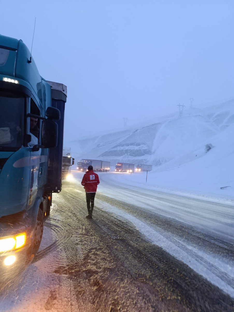 Yoğun Kar Yağışında Yolda Kalan Vatandaşlarımızın Yanındayız ❄️🚧

Erzurum-Bayburt, Erzurum-Erzincan ve Erzurum-Bingöl karayollarında etkili olan yoğun kar yağışı ve tipi sebebiyle yolda kalan vatandaşlarımıza kumanya dağıtımı gerçekleştiriyoruz.

Soğuk hava şartlarında yolda