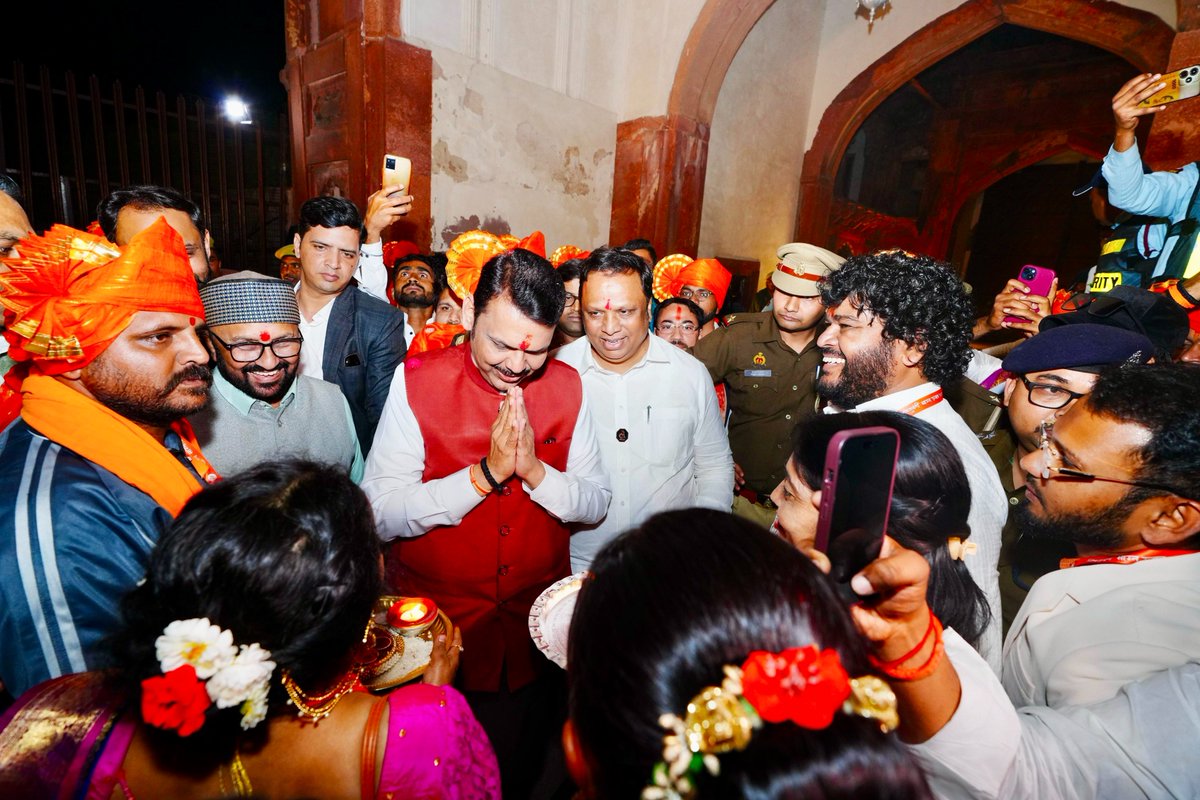 आग्रा किल्ला, उत्तर प्रदेश येथे होत असलेल्या 'शिवजन्मोत्सव संपूर्ण भारतवर्ष का 2025' कार्यक्रमात लाडक्या बहिणींनी औक्षण करत आत्मीयतेने स्वागत केले. या स्नेहपूर्ण स्वागतासाठी मी त्यांचा आभारी आहे!

#UttarPradesh #Agra #ShivajiMaharajJayanti