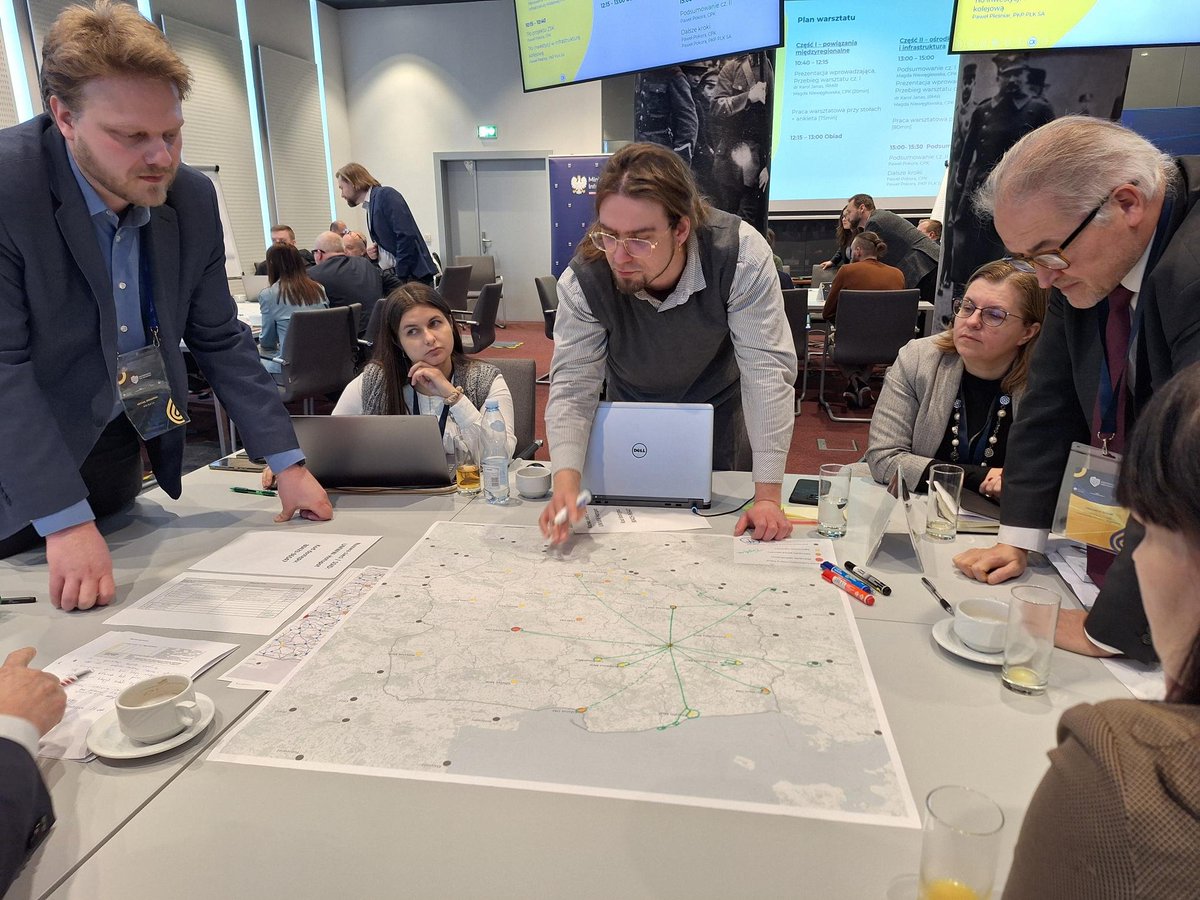PortPolska_info's tweet photo. 🚄#Poznań to miejsce dzisiejszych - ósmych już -warsztatów @CPK_PL, @PKP_PLK_SA i #IRMiR @OPMR_irmir w ramach  Zintegrowanej Sieci Kolejowej #ZSK.

🚄 W sumie zaplanowanych zostało 1⃣6⃣ spotkań w stolicach województw z samorządowcami ekspertami i naukowcami, które przyczynią się do opracowania spójnego planu rozwoju sieci kolejowej w Polsce 🇵🇱 po 2⃣0⃣3⃣5⃣ r. 

🗨️ – Budowa projektowanej linii kolejowej #Y połączy Poznań z Warszawą, Łodzią i Wrocławiem. Ta nowa infrastruktura musi być spójna z istniejącymi i modernizowanymi liniami kolejowymi oraz służyć również miastom takim jak #Kalisz czy #NoweMiasto nad Wartą – Paweł #Pokora, wicedyrektor w Pionie Kolejowym #CPK.

🗨️ – Warsztaty pozwoliły wybrzmieć dwóm istotnym wnioskom: należy koniecznie przyspieszyć dojazdy między innymi do Krakowa i Warszawy oraz rozwijać połączenia aglomeracyjne, regionalne i międzywojewódzkie obsługujące np. Kalisz, Ostrów Wlkp., Kępno, Śrem, Czarnków, Międzychód, Złotów, Wągrowiec i Gostyń – Paweł #Pleśniar, pełnomocnik zarządu #PLK.

🌐 Więcej informacji ➡️ https://t.co/FMjL7INuNC