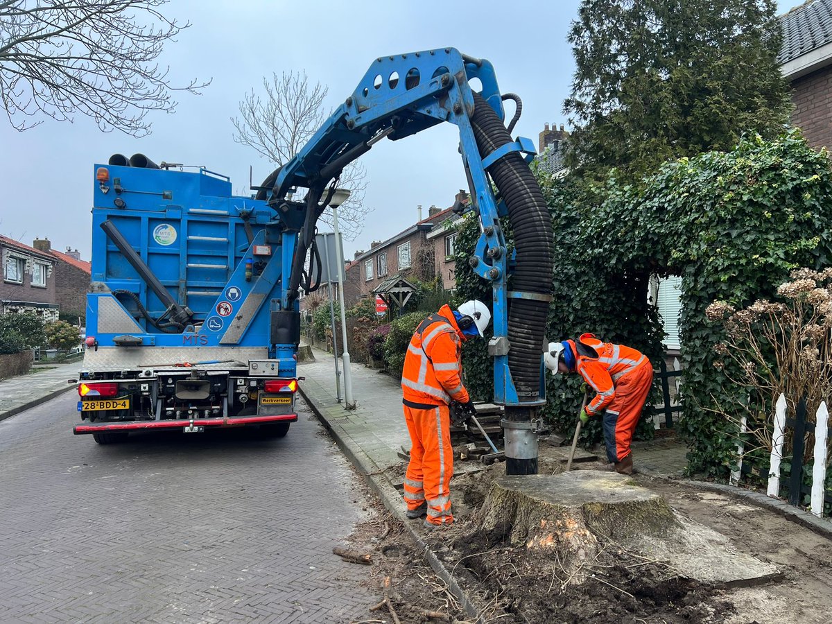 Mooie klus in #Zoetermeer 
Hier hebben we boomstobben volledig verwijderen zonder de #kabels en #leidingen te beschadigen. Een prima klus voor de #grondzuigwagen en onze #volvo bandenkraan. Max, Peter en Daan hebben deze klus snel, veilig en zonder #graafschade uitgevoerd.