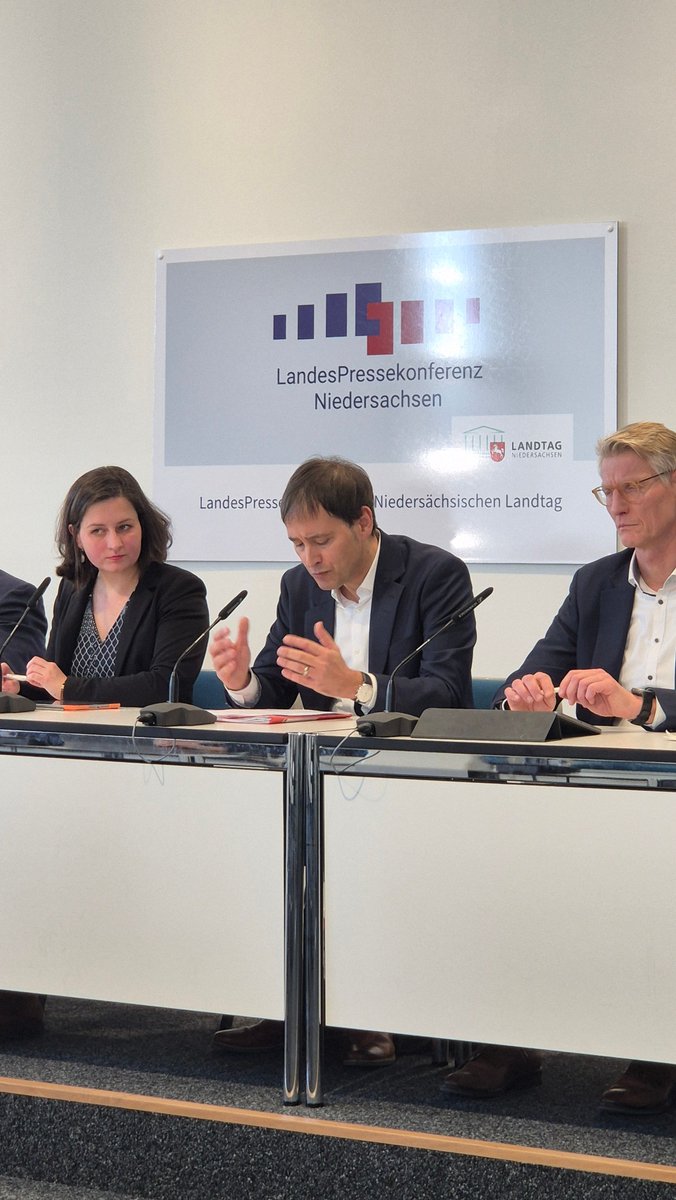 vdek_NDS's tweet photo. Hausärztinnen und -ärzten mehr Luft für ihre Patienten verschaffen: Delegation an Physician Assistants macht´s möglich. Erläuterte unser Leiter Hanno Kummer heute auf einer PK u.a. mit Minister Philippi. https://t.co/6HZpIlyhAf https://t.co/dZgcVB3PAS