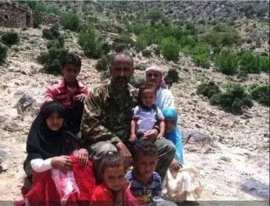 صورة قديمة تظهر الرئيس القائد عيدروس قاسم الزُبيدي ، أيام كان مشرّد في جبال الضالع ، وهو يلتقي بأولاده في يوم عيد الفطر المبارك ، في إحدى شعاب جبال الضالع ، حيث كان لم يلتقي بأولاده إلا من السنة للسنة ...! 
وكل ذلك لأجل الدفاع عن قضية شعبه  ..!!