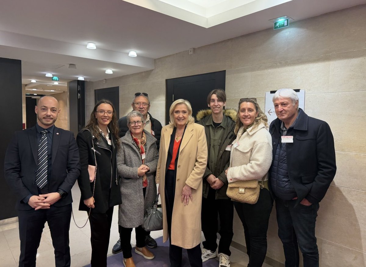 BaubryR's tweet photo. Un plaisir d’accueillir Louna, et sa famille, venus de #Barbentane, joli village du nord de ma circonscription.
Sous un beau soleil parisien, ils ont pu découvrir l’Assemblée nationale. ☀️
🌐 https://t.co/WDdVPOGzXn
#AssembléeNationale #Barbentane #circo1315 https://t.co/S5HzQKLE8i