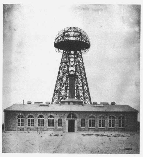 4 lipca 1917 roku wieżowiec Wardenclyffe Tower na Long Island w Nowym Jorku, zaprojektowany przez Nikolę Teslę, został zburzony przez rząd federalny, gdy odkryto, że Tesla zamierzał podarować światu DARMOWĄ ENERGIĘ. Cenzurowali Teslę za pomocą kontrolowanych przez siebie gazet.