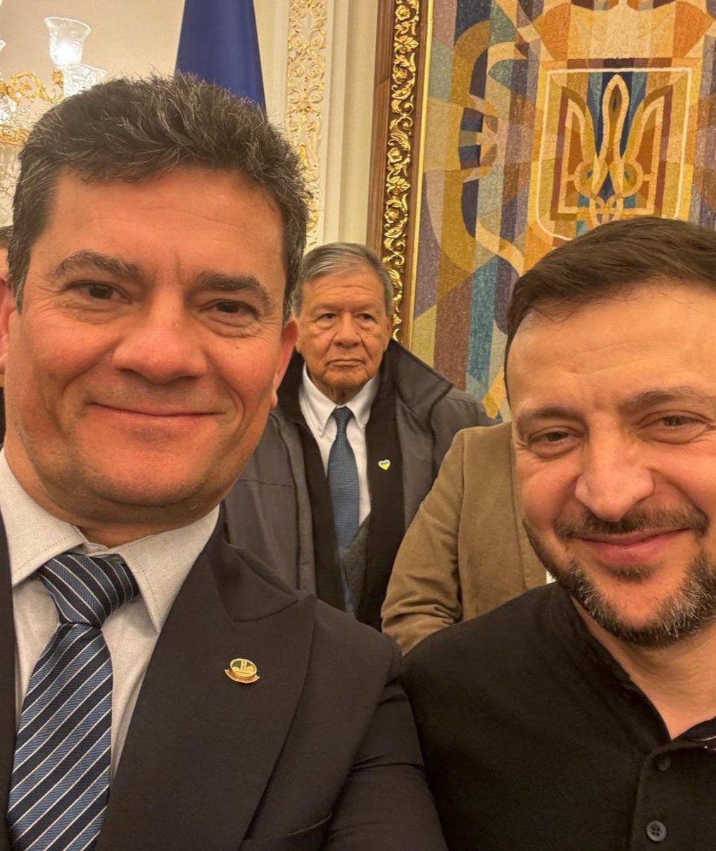 celiama59442467's tweet photo. @folha Eu não aguento isso.
Os senadores brasileiros foram esses dias na Ucrânia prestar solidariedade ao Zé 🤔
E agora e pra defender quem? 
Quem que tá errado nessa história?
Quem é o ditador?
Acho que o zelensk devia ter ouvido o Lula qdo teve chance. https://t.co/6VCaWMUA5N