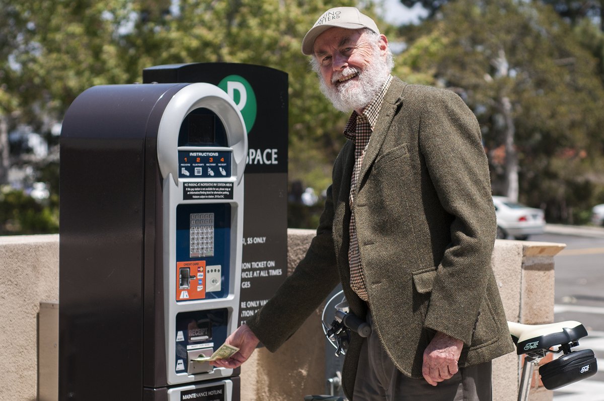 Professor Donald Shoup died on February 6th. 

He has a strong claim on being the scholar who will have had the greatest impact on your day-to-day life by focusing on an impossibly boring problem that was completely neglected before him: where we park our cars. 🧵