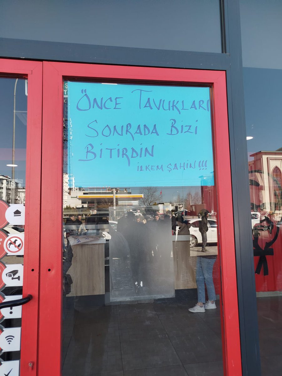 Baleraaaa's tweet photo. Binlerce kişi KFC ve PİZZA HUT mağduru olarak yıllarca hizmet ettiğimiz sektörde haklarımızı alamadık. Haklarımızı istiyoruz.
#ilkemsahin  @yumbrands @kfc https://t.co/O2vB4oPBM3