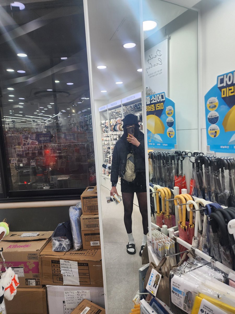 풀업하고 처음으로 설빙 카페가서 주문도 하고 남목으로 엄청 많이 떠들었어요 ㅋㅋ
시디분이랑 ㅋㅋㅋ 사람도 많았는데 신경안쓰고 막 쳐다보는데도 그냥 떠들었어요 ㅋㅋ 남목으로 ㅋㅋ