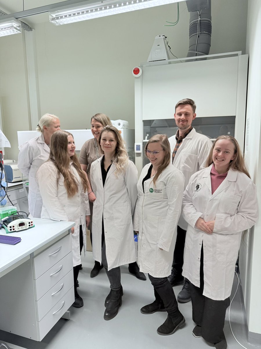 MartaZapotoczna's tweet image. Z pozdrowieniami od aktualnego składu @aureuslibrary 😁 #SkarbyNauki #NCNtoTlen