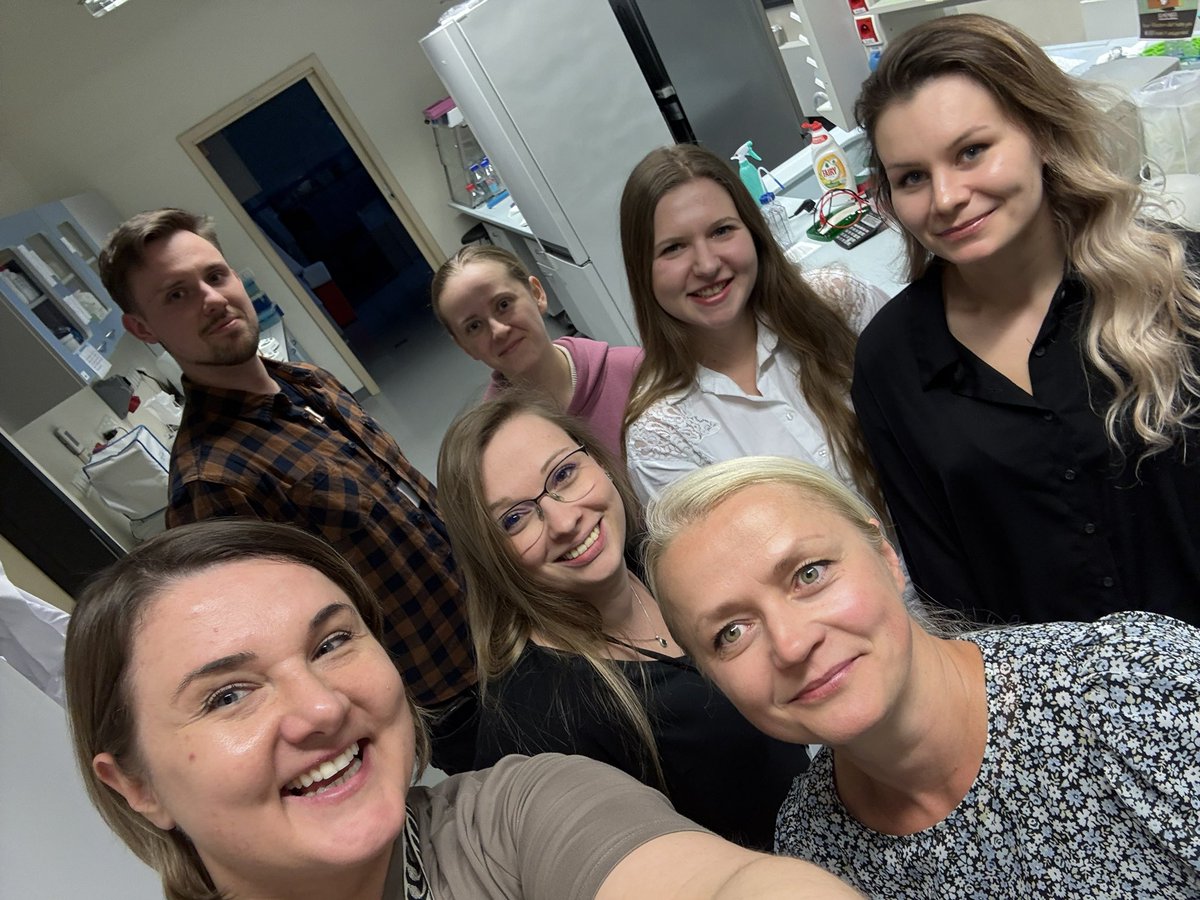 MartaZapotoczna's tweet image. Z pozdrowieniami od aktualnego składu @aureuslibrary 😁 #SkarbyNauki #NCNtoTlen