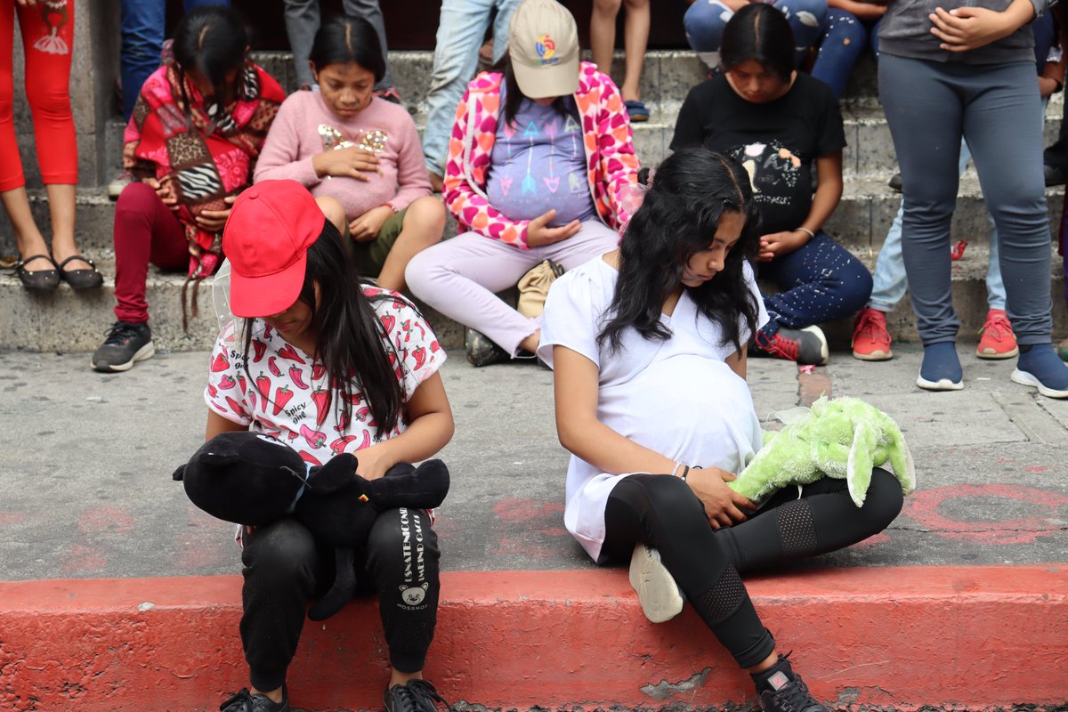 🧑🏽Ser niña en Guatemala presenta muchas dificultades, más si se sufre violencia sexual y embarazos forzados. #Violencias 

🔎Human Rights Watch identificó datos alarmantes sobre niñas madres en el país. En este hilo te presentamos algunos.

📸 Archivo Ruda