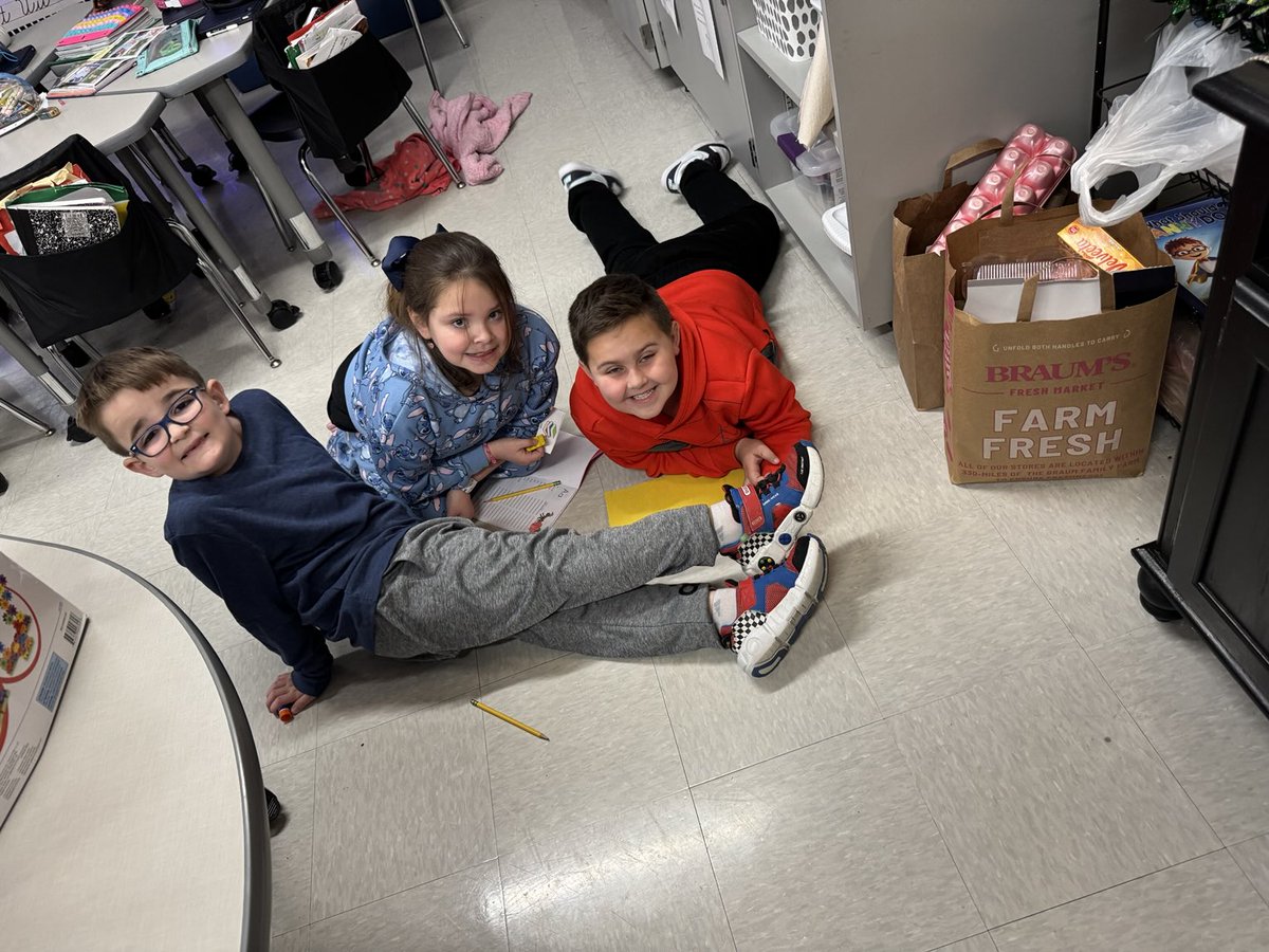 FatimaAlibhai1's tweet photo. Second graders partner work. Thinking about math and showing what they know!
#wearedegan #back2basics https://t.co/Bq68PAwBGY