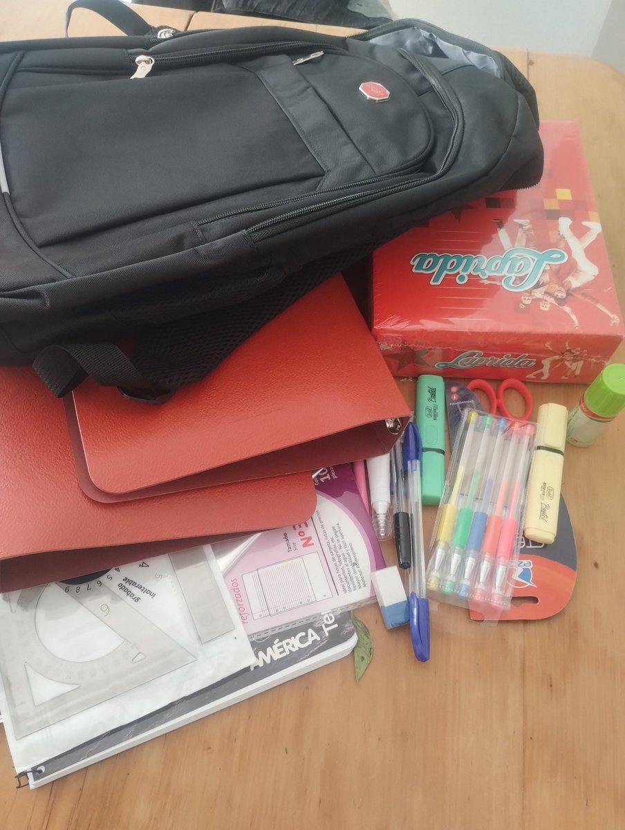 Antes me emocionaba pq para las mamás solas, es un alivio la mochila. Después ví el trabajo y el amor que dedican a elegir los útiles para nuestxs hijxs. Gracias Miriam, Humberto y Daniel.
Y ustedes <a href="/Aguero_M_A/">Miguel A Agüero</a> <a href="/LoreMalvar/">Lorena</a> son tan necesarios para todos. 
Gracias! 💚