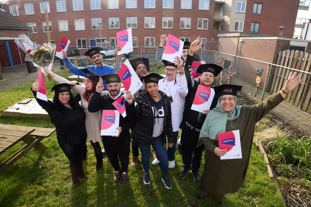 Een zaal vol mensen, bossen bloemen en stralende gezichten: afgelopen vrijdag namen elf trotse deelnemers van de Voiz Academie hun diploma in ontvangst. Daarmee sloten zij een intensief tweejarig leerwerktraject af. Wat een knappe prestatie!🎓🙌

tussenvoorziening.nl/nieuws/feestel…