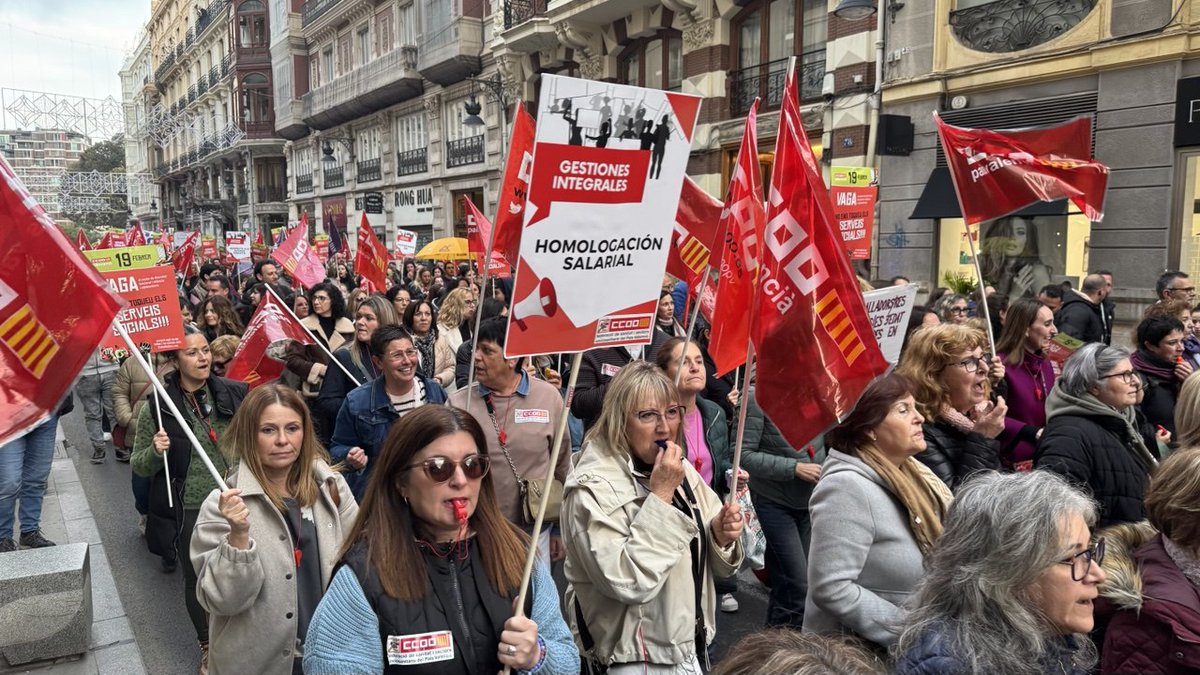 CCOO País Valencià (@ccoopv) on Twitter photo 📢Arranca la manifestación para pedir la dignificación de las condiciones laborales de los servicios sociales
<a href="/abelenmm/">Ana Belén Montero</a>: Exigimos al Consell el cumplimiento de los acuerdos de mejora salarial y de jornada para un sector esencial
#NoEnsToqueuElsServeisSocials
#VagaServeisSocials 📢Arranca la manifestación para pedir la dignificación de las condiciones laborales de los servicios sociales
<a href="/abelenmm/">Ana Belén Montero</a>: Exigimos al Consell el cumplimiento de los acuerdos de mejora salarial y de jornada para un sector esencial
#NoEnsToqueuElsServeisSocials
#VagaServeisSocials