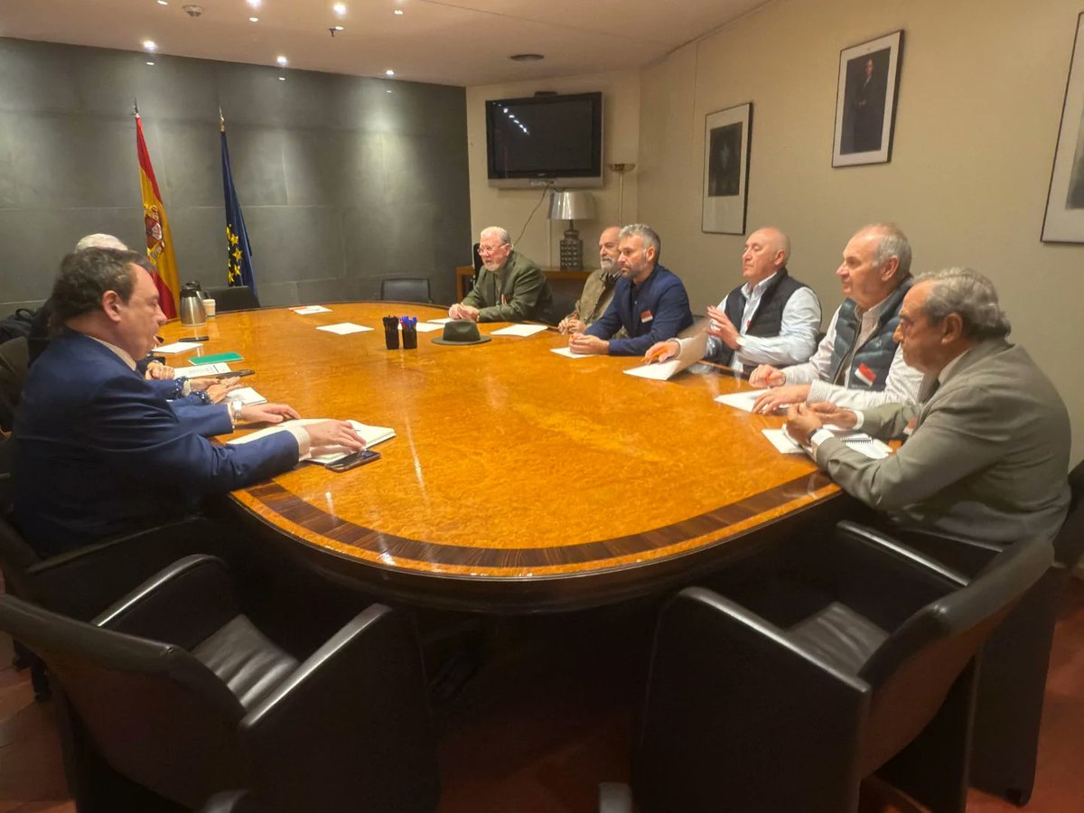 La delegación de la RFEC se interesa por la enmienda que podría sacar al lobo del listado de especies protegidas.

✅ Luis Eusebio Fidalgo, por parte de la Federación Gallega de Caza; Valentín Morán, por parte de la Federación de Caza del Principado de Asturias; Santiago