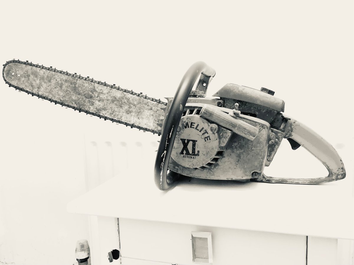 ArtJerrico's tweet photo. @RealLilSull hello, I have completed my XL12 chainsaw &amp; got some closeup beauty monochrome stylised photos of it, ep 3 of my blog is being made right now #evildead #evildeadprops #evildeadchainsaw #homeliteXL12 #horrorprops https://t.co/2QKVu6BWh4