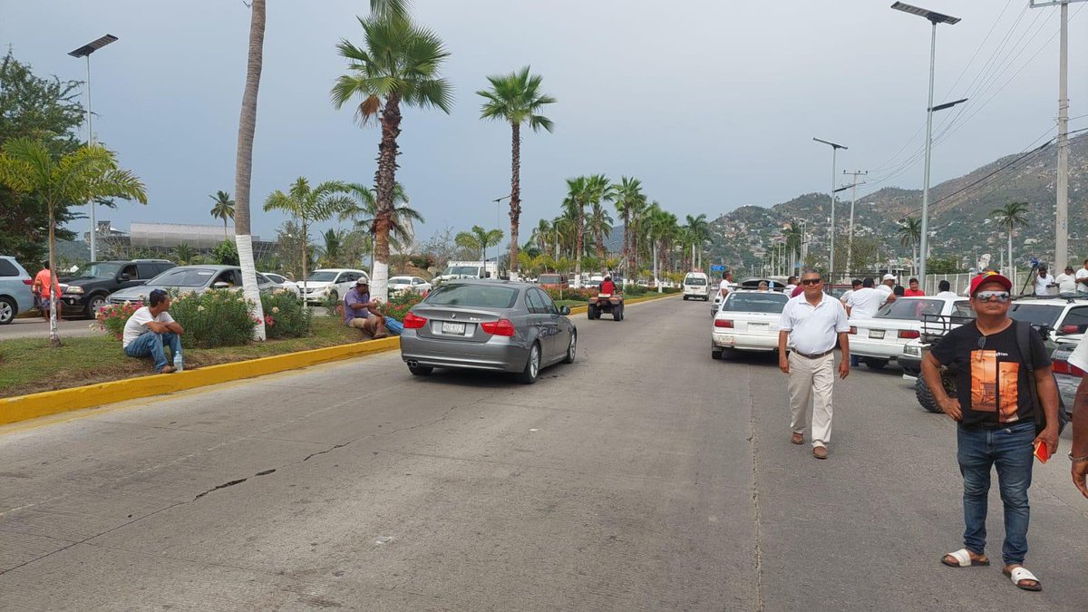 SGG_Gro's tweet photo. La Subsecretaría de Desarrollo Político y Social de la Secretaría General de Gobierno informa que hay libre tránsito vehicular en la zona Diamante de Acapulco.
Personal de la #SDPS atiende a prestadores de servicios turísticos, viveristas y transportistas que iniciaron la marcha. https://t.co/N1xPRD7vKO