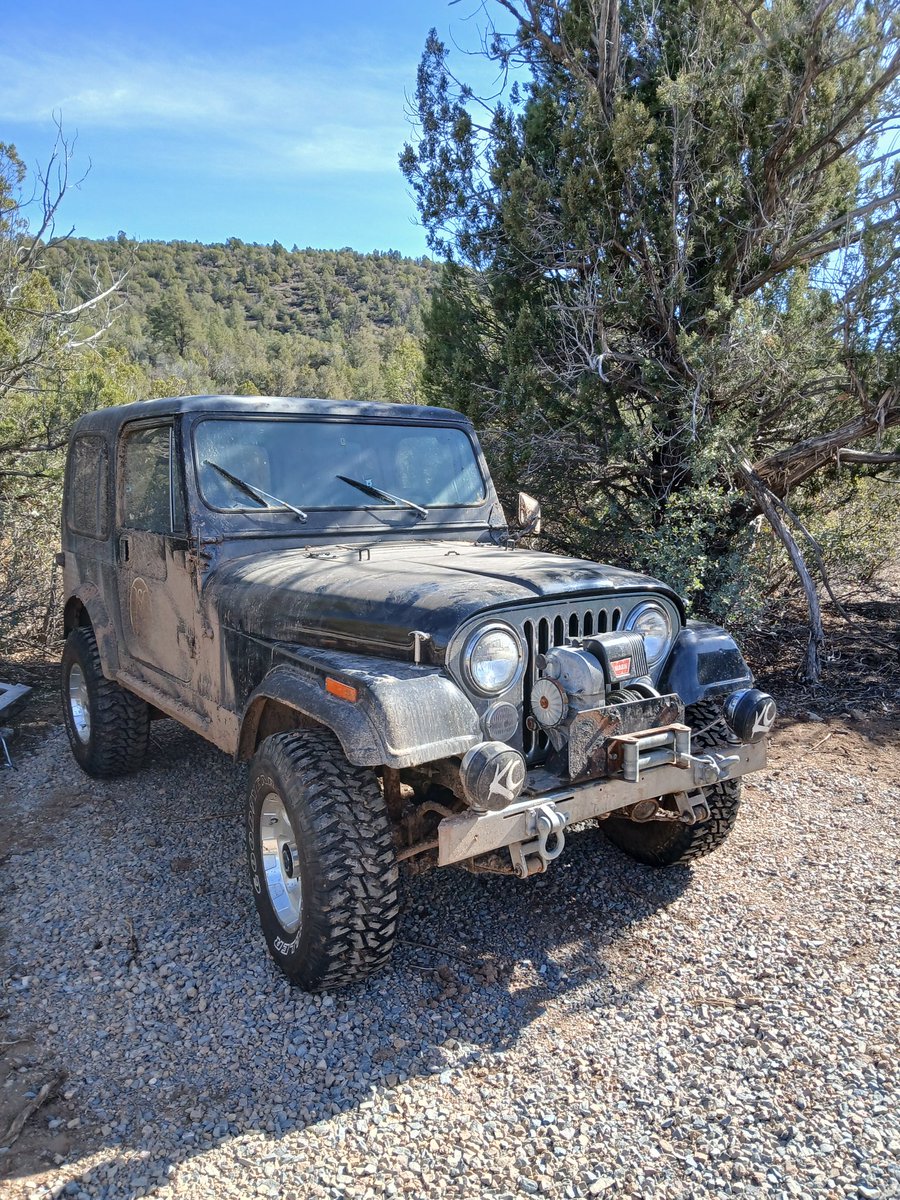 Off-grid update time: 🏜

Living out in the deserts requires having tough vehicles, but who says it can't be fun..

Just acquired this solo on trade &amp; yes, it runs &amp; drives: 👇

1985 Jeep CJ7 5 speed manual with 4x4. 

This has been stored inside a shipping container for the last