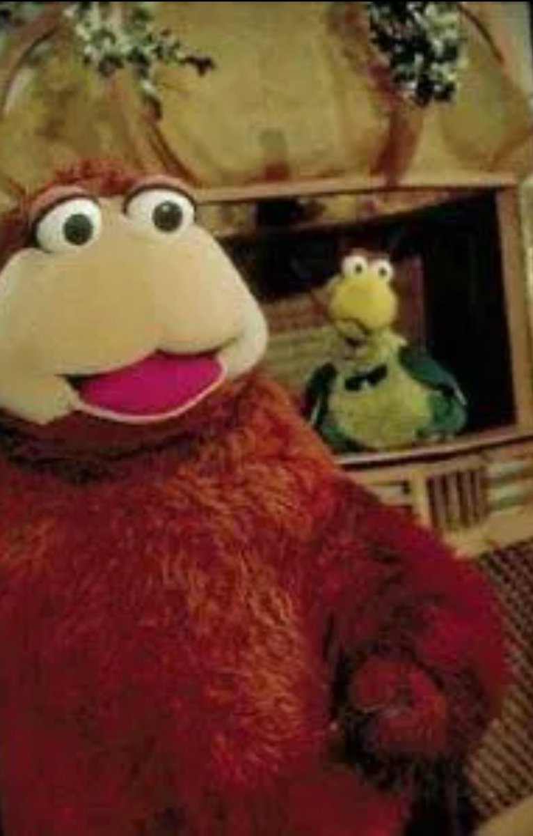 مِن نعمِ اللهِ عليكَ أنْ يُريكَ حقيقةَ الدُّنيا في عِزِّ شبابِك حتّى لا تُضيِّعَ عُمرَك تَجري وتَلهَفُ خلفَ زُخرُفِها الفاني! استقِمْ كما أُمرتَ لا كما رغِبتَ..
فلا ونيسَ ولا شفيعَ لكَ إلا عملُكَ الصالحُ.