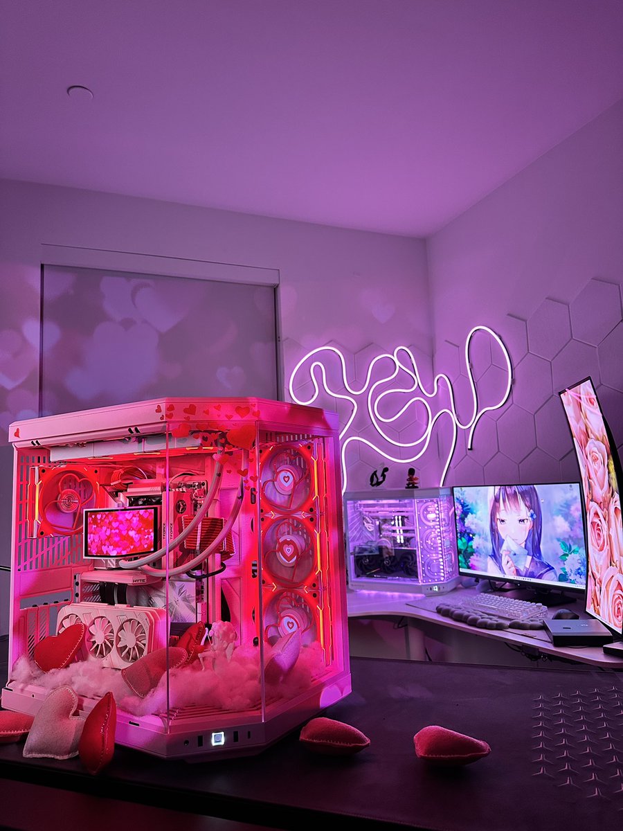 I know Valentine’s Day ended, but I can’t get over how cute this PC is🥹 ...