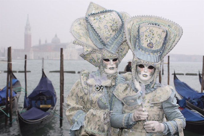 En febrero, 📍 Venecia se transforma en un escenario de ensueño con su Carnaval

🎭 Máscaras elegantes, trajes de época y un aire de misterio flotando sobre los canales

¿Te imaginas perderte en sus calles entre bailes y fiestas? ✨