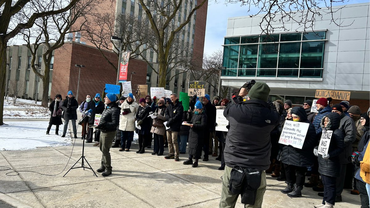 HigherEdLabor's tweet photo. Chicago turned OUT 💥
Northwestern, DePaul, UChicago, UIC faculty, UE President Carl Rosen—all rallying to say: Hands off our healthcare, research, + jobs!
Billionaires want to gut higher ed and lifesaving research to fund their tax cuts. We’re fighting back. #LaborForHigherEd https://t.co/jycFo7jqbv
