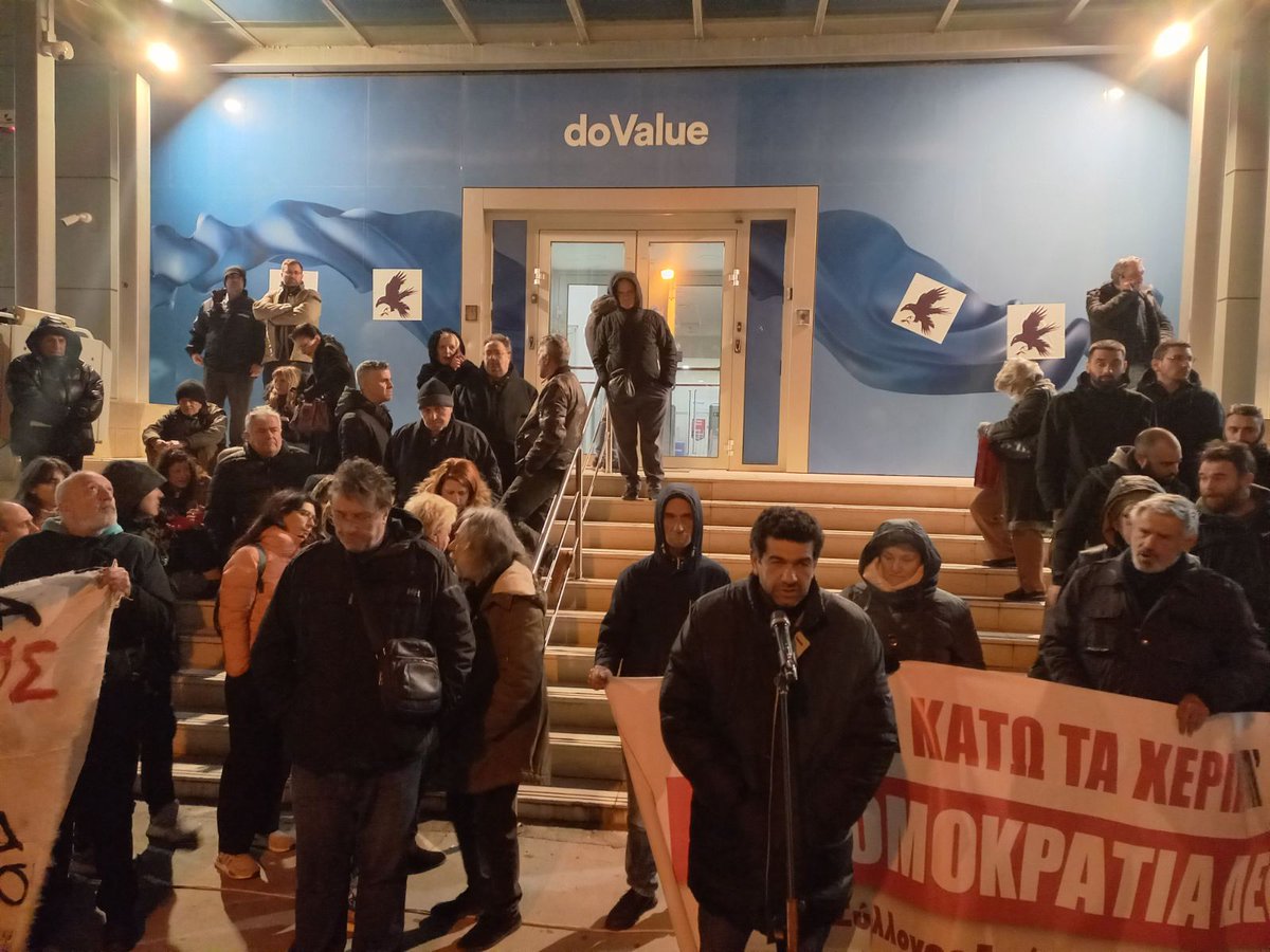 PAMEhellas's tweet photo. Οι διαδηλωτές "στολίσανε" τα γραφεία της #doValue όπως τους αρμόζει...
Τα σπίτια του λαού τα σώζει ο λαός, κάτω τα χέρια από του λαού το βιος!
#κυβερνηση_Μητσοτακη https://t.co/mtNBH4kzcU